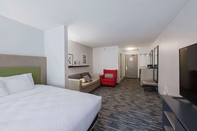 جناح استوديو بسرير كينج، Country Inn & Suites by Radisson, Queensbury - Lake George 1/2