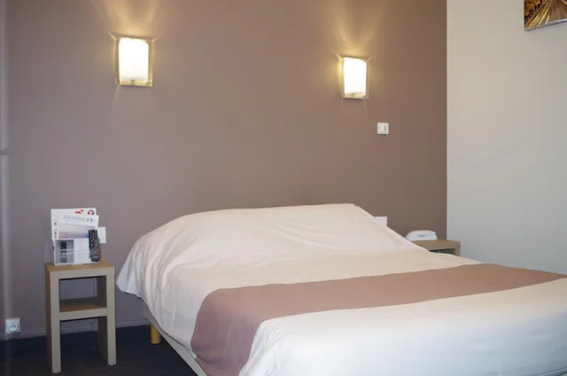 غرفة ثلاثية، Hotel the Originals Caen Le Savoy 3/7
