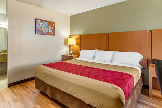 غرفة بسرير كينج للمدخنين لذوي الإعاقة، Econo Lodge Creedmoor - Butner 2/10