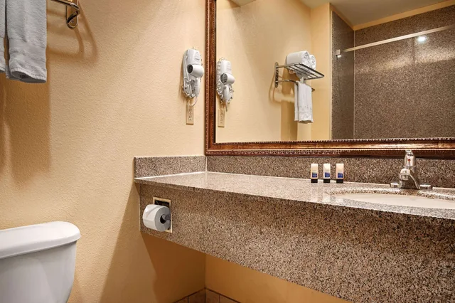 غرفة بسريرين كوين، Days Inn & Suites by Wyndham Sam Houston Tollway 10/10