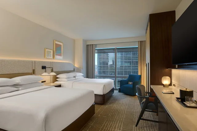 Deluxe, Queen Bed, W Atlanta Downtown 1/2