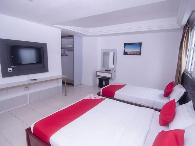 Superior, Suite, 1 Double and 1 Single Bed, Hotel O Mayfair Hotel 3/4