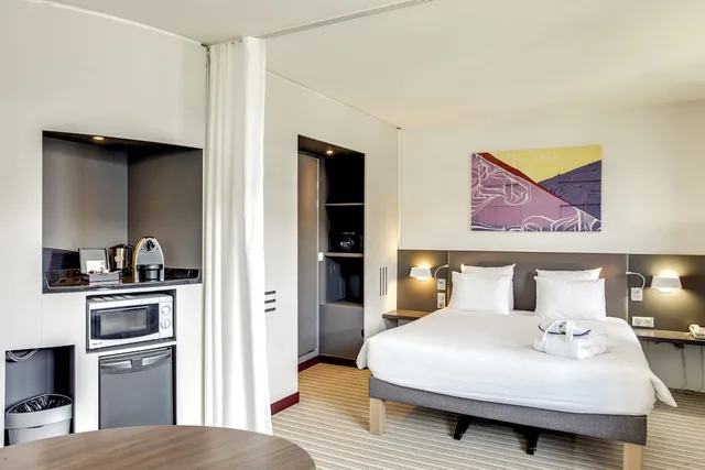 Executive, Triple, Double Bed, Sofa, Novotel Suites Paris Stade De France 3/10