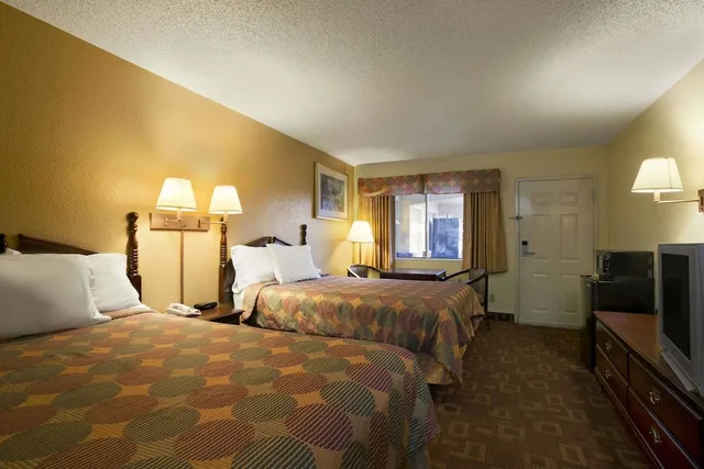 غرفة بسريرين كوين للمدخنين، Days Inn by Wyndham Nashville Airport 1/4