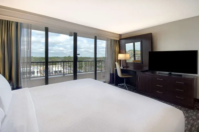 غرفة بسرير كينج بشرفة، Embassy Suites by Hilton Jacksonville Baymeadows 1/2