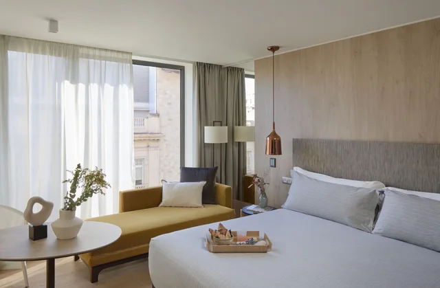 2 Bedrooms, Beyond Me, Suite, Hot Tub، ME Barcelona 1/2