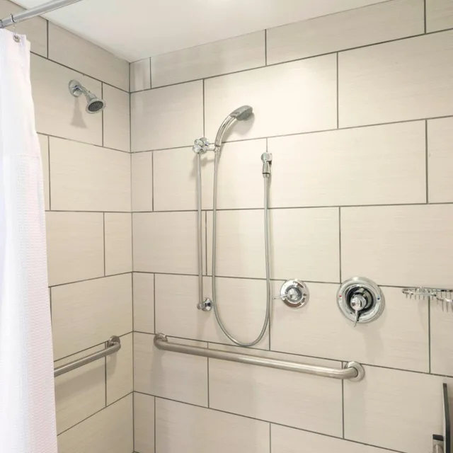 جناح بسرير كينج مع سرير سحّاب إضافي مع أريكة بحوض استحمام لذوي الإعاقة، Springhill Suites Wilmington Mayfaire 7/8