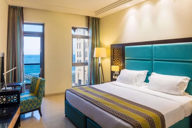 غرفة قياسية بسرير كينج بإطلالة، Bahi Ajman Palace Hotel 1/3