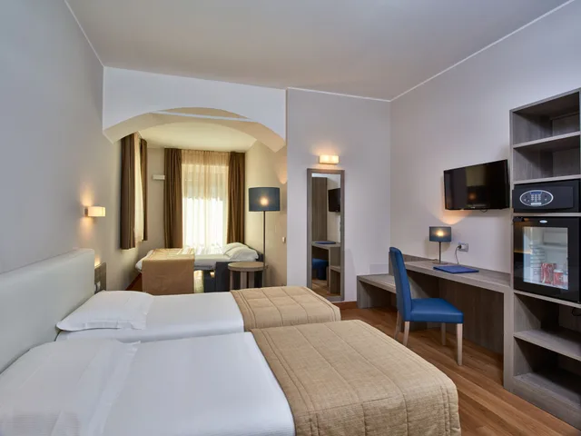 غرفة ديلوكس رباعية بسرير كينج وسريرين منفصلين، Hotel Centrale 1/8