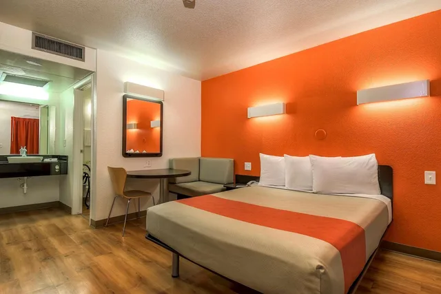 Room, Queen Bed, Motel6 Carlsbad, CA Beach 6/10