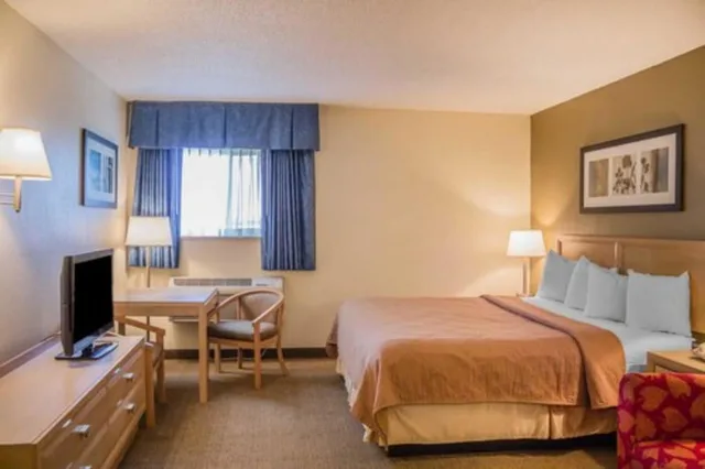 غرفة بسرير كينج بإطلالة على البحيرة مع أريكة بحوض جاكوزي، Quality Inn Port Clinton Waterfront 2/3