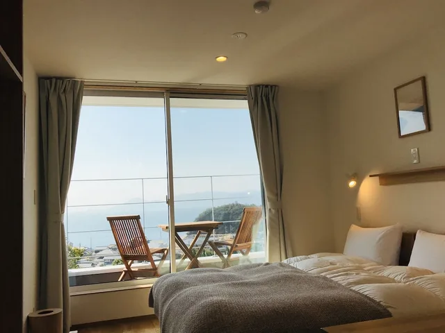 غرفة قياسية بسريرين منفصلين بإطلالة على البحر بشرفة، MY LODGE Naoshima 1/2