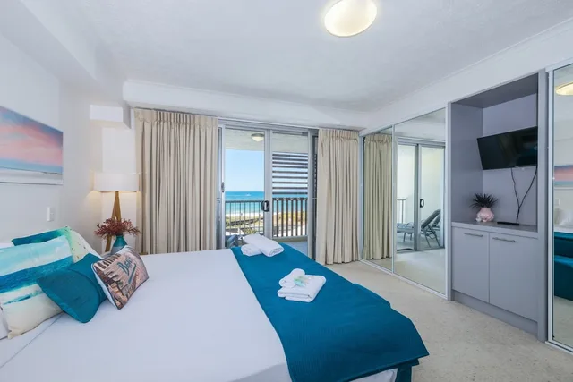2 Bedrooms, Spa, Penthouse, Queen and Twin Beds, Beach Front، ON THE BEACH RESORT BRIBIE ISLAND 1/2