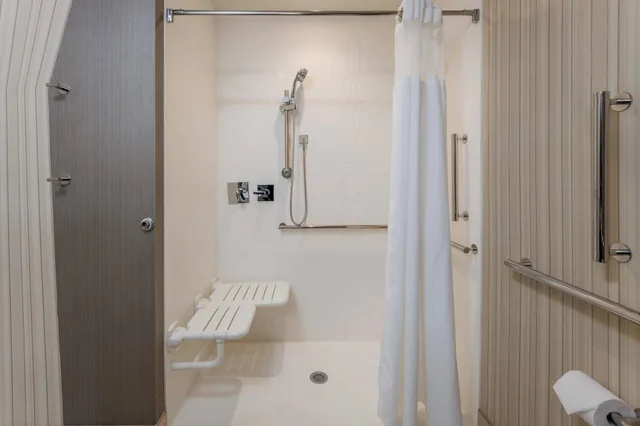 غرفة بسرير مزدوج لذوي الإعاقة، Courtyard by Marriott Asheville Biltmore Village 3/4