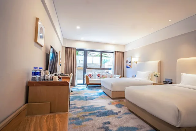 غرفة بسريرين منفصلين بإطلالة على الفناء، Hilton Lijiang 2/5