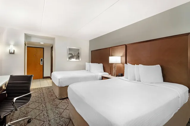 غرفة قياسية بسريرين كوين بإطلالة على المسبح، Best Western Plus Longbranch Hotel and Convention Center 5/9
