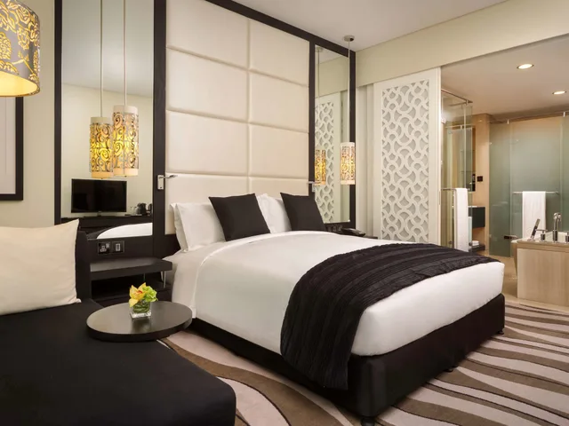 غرفة فاخرة بسرير كينج بإطلالة على البحر، Sofitel Abu Dhabi Corniche 6/10