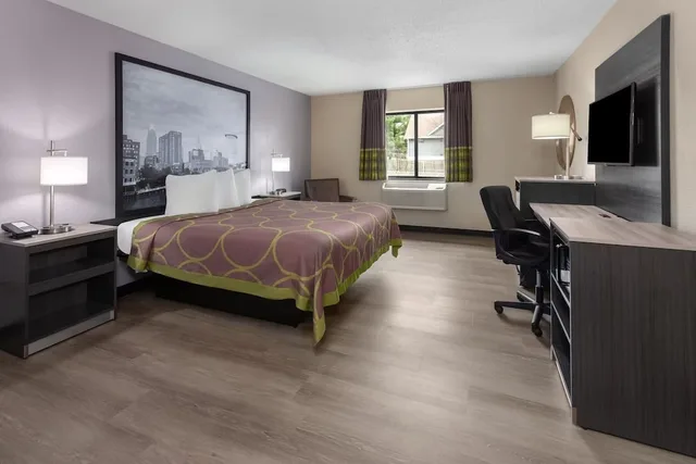 غرفة بسرير كينج لذوي الإعاقة، Super 8 by Wyndham Copley Akron 1/3