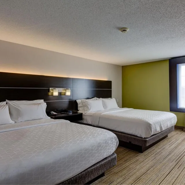 غرفة قياسية بسريرين مزدوجين بحوض استحمام لذوي الإعاقة، Holiday Inn Express Hotel Suites Ashtabula Geneva 2/3