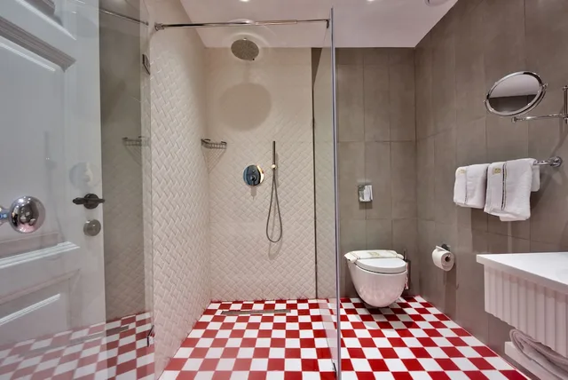 غرفة كومفورت بسرير كينج لذوي الإعاقة، Holm Hotel And Spa 5/6