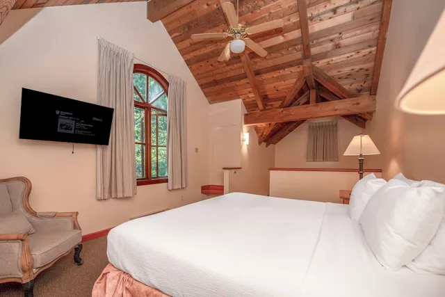 غرفة تنفيذية بسرير كينج بإطلالة على الحديقة مع أريكة، Painter's Lodge 2/5