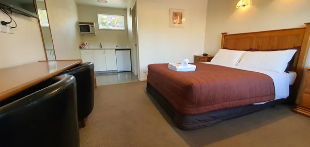 استوديو بجاكوزي، Rosewood Court Motel 5/10