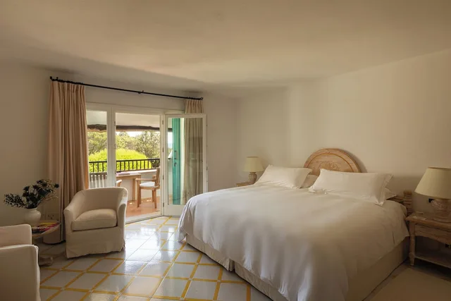 غرفة ديلوكس بسرير كينج بإطلالة على البحر، Hotel Romazzino, a Luxury Collection Hotel, Costa Smeralda 2/3