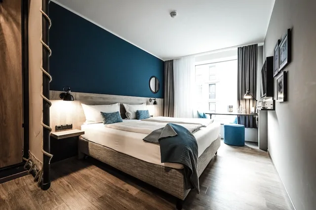 غرفة قياسية بسريرين منفصلين في طابق مرتفع، HARBR. hotel Konstanz 1/8
