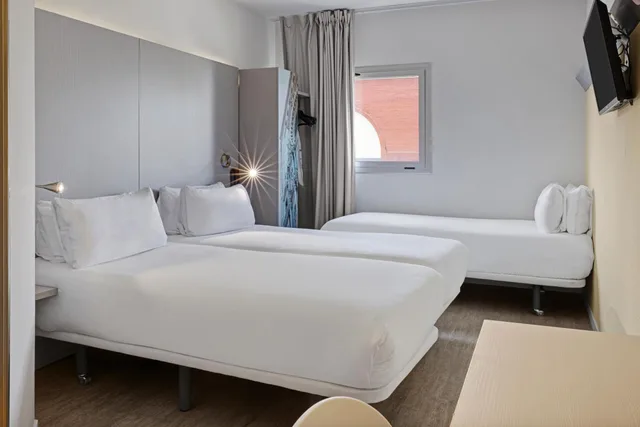 غرفة ثلاثية بسرير مزدوج وسرير فردي، B&B HOTEL Girona 2 2/2