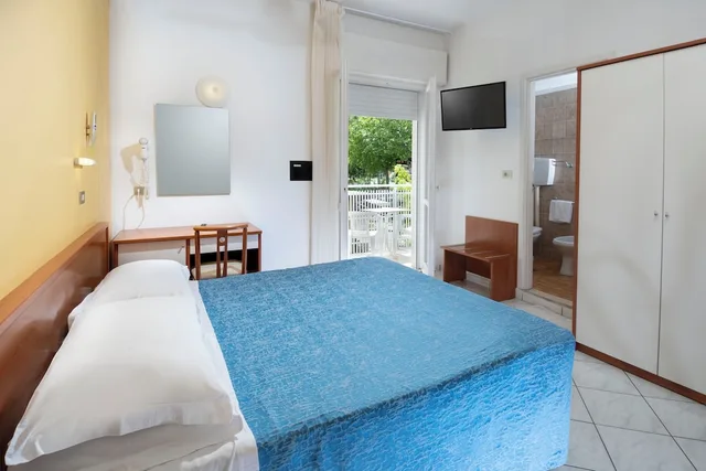 غرفة قياسية رباعية بسرير كوين وسريرين منفصلين في الملحق، Hotel Odeon 3/6