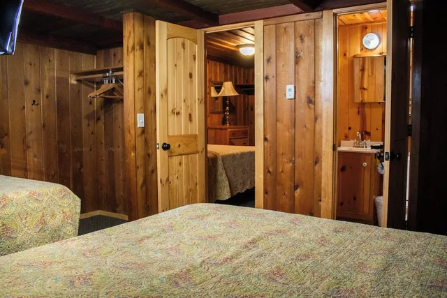 Classic, Cabin, 3 Queen Beds, Private Bathroom, Arizona Mountain Inn and Cabins 2/3