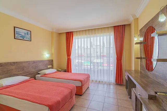 غرفة قياسية بسرير مزدوج وسرير فردي في المبنى الرئيسي، Sayanora Hotel & Park 1/7