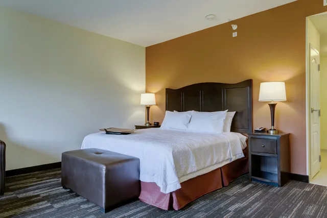 غرفة بسرير كينج لذوي الإعاقة، Hampton Inn Poplar Bluff 1/5