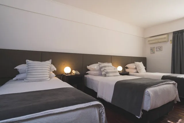 غرفة سوبيريور ثلاثية بسرير كينج وسرير فردي، HOTEL TOLOSA 3/10