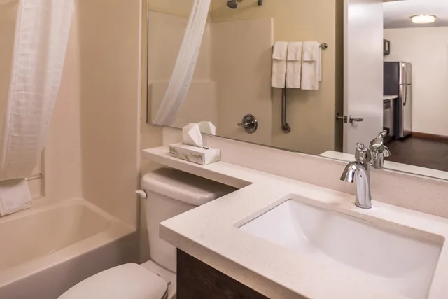 جناح بسريرين مزدوجين لذوي الإعاقة، Candlewood Suites Kansas City 3/7