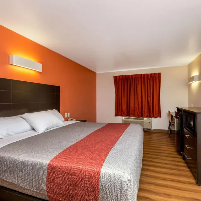 غرفة بسرير كينج، Motel6 Peoria, IL 4/10