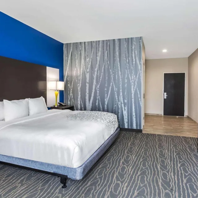 غرفة بسرير كينج بحوض استحمام لذوي الإعاقة، La Quinta Inn And Suites Odessa North Sienna Tower 1/8