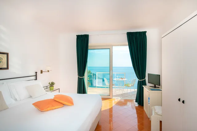 غرفة ديلوكس بسرير مزدوج بإطلالة على البحر بشرفة، Grand Hotel Tritone 1/10