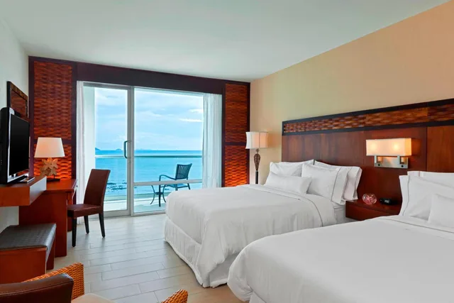 غرفة ديلوكس بسريرين كوين بإطلالة على البحر بشرفة، The Westin Playa Bonita 1/2