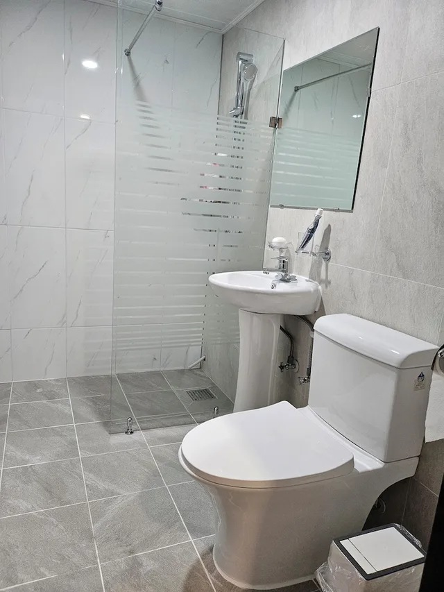 غرفة بفرشتي فوتون وسريرين منفصلين، Mokpo White Windmill Guesthouse 3/4