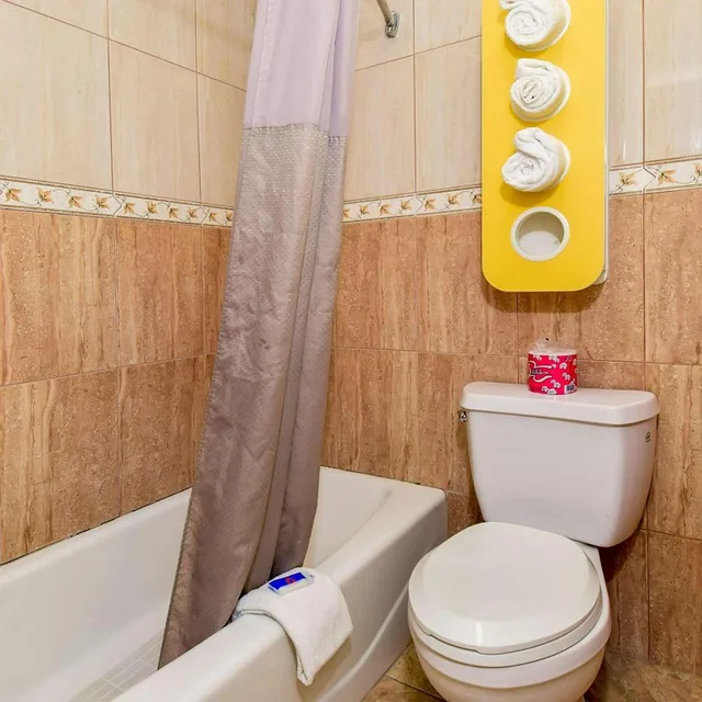 غرفة بسرير كينج لذوي الإعاقة، Motel6 Garden Grove, CA 9/10
