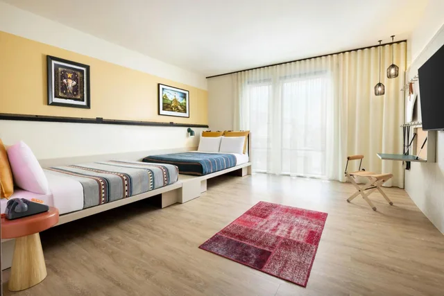 غرفة بسريرين كوين بحوض استحمام لذوي الإعاقة، Moxy Allentown Downtown 2/6