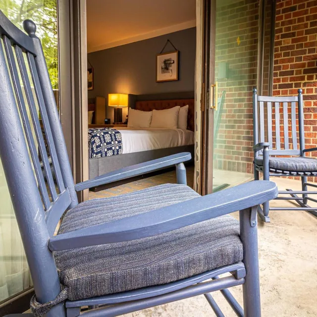 غرفة بريميوم بسرير كينج بشرفة، Williamsburg Lodge 3/6