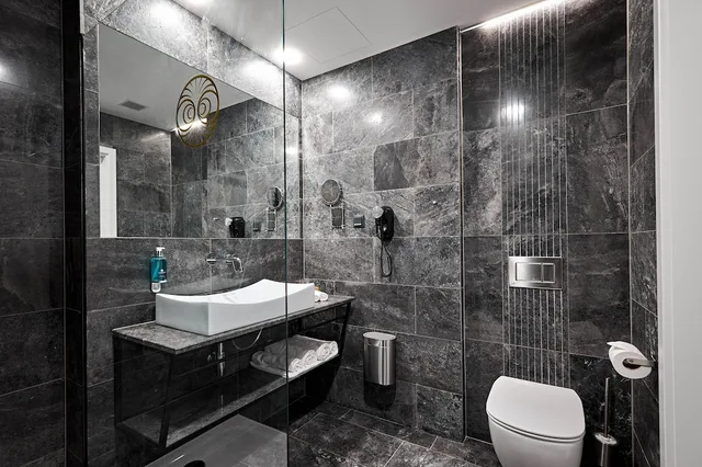 جناح بريميوم بسرير كينج بإطلالة على البحر مع أريكة بمطبخ صغير، Miramare Magnetic Beach Hotel 7/9