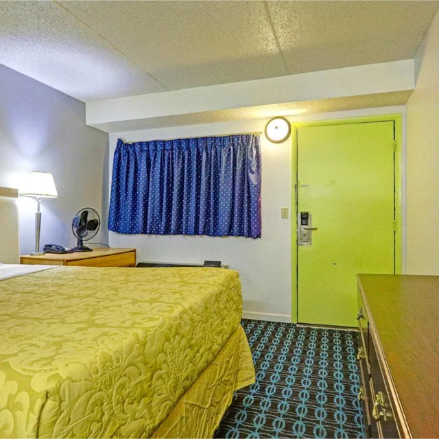 غرفة بسرير كينج وسرير كوين، Brookville Inn By OYO Near Dayton International Airport 4/7
