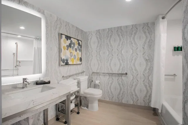 Guest Room, Standard, 2 Queen Beds, Courtyard By Marriott Miami Aventura Mall 3/3