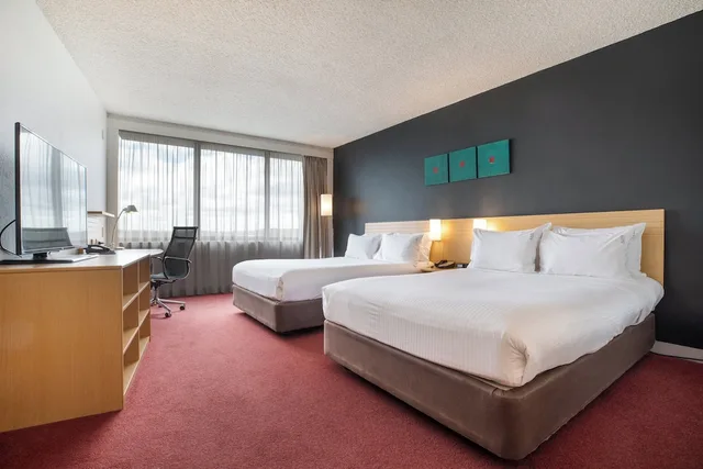 غرفة قياسية بسريرين مزدوجين، Holiday Inn Melbourne Airport 3/8