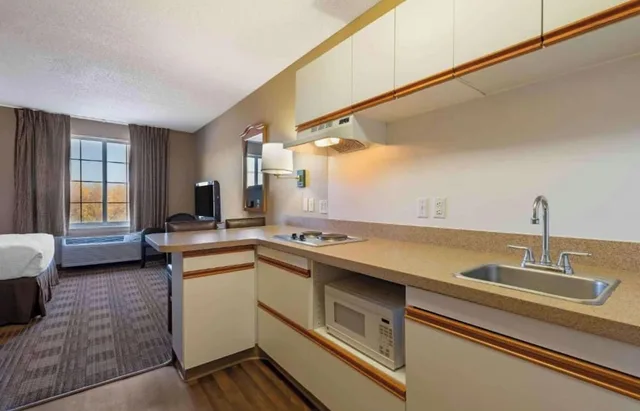 جناح بسرير كينج مع أريكة بمطبخ، Studio6 Extended Stay Minneapolis Airport Eagan North MN 9/10