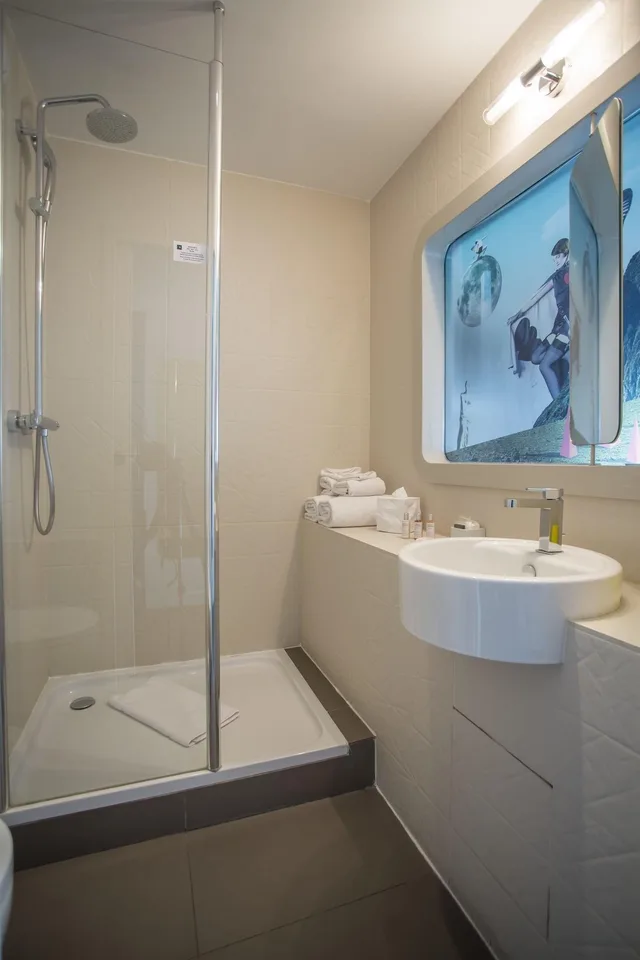 جناح جونيور، Maison Bram Paris Gare de l'Est, Tapestry Collection Hilton 4/6
