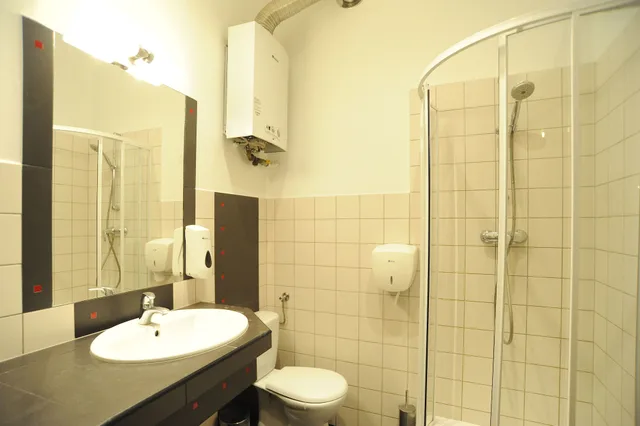 غرفة قياسية بسريرين منفصلين بحمام مشترك، Hostel Deco 3/4